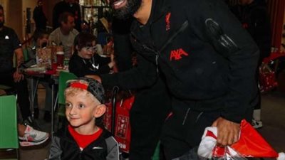 محمد صلاح فى زيارة مستشفى أطفال بمناسبة أعياد الميلاد