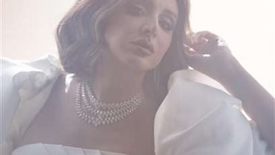 بفستان أبيض.. أنغام تعود لجمهورها في أولى حفلاتها الغنائية بعد تعافيها