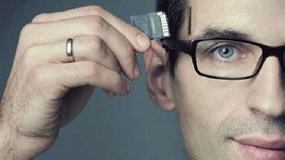 على غرار اللمبي.. زرع شريحة إلكترونية بمخ مواطنة للتنصت