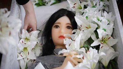 سيدة يابانية تقيم جنازات فاخرة  للدمى الجنسية.. صور