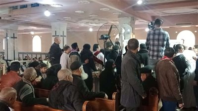 آلاف الأقباط بقنا يلقون نظرة الوداع على جثمان الأنبا كيرلس داخل دير الأنبا بضابا