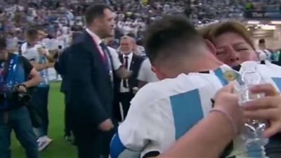 ليست والدته.. فمن هي التي عانقت ميسي بعد المباراة النهائية بالمونديال؟