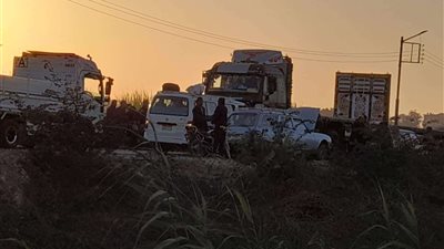 بالأسماء.. إصابة 4 شباب إثر تصادم موتوسيكلين مع سيارة في قنا (صورة)