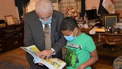 بعد استضافة وزير التعليم له.. أول طالب يستلم  كتاب مادة القيم الأخلاقية واحترام الآخرين
