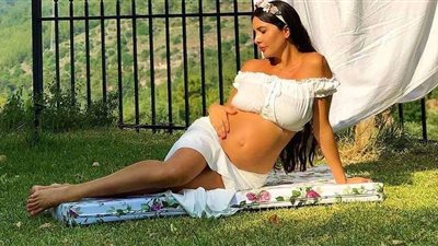 لاميتا فرنجية تكشف عن حملها بجلسة تصوير جديدة.. شاهد