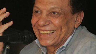 أشرف زكي : عادل إمام صحته زي الفل ونتواصل باستمرار مع أبناءه