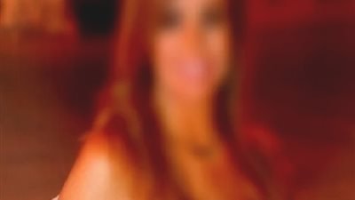 فنانة شهيرة تعلق على طلبها مشاهد حميمية مع 