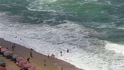 إخلاء شاطئ النخيل من المواطنين بعد انتشال الجثث الغارقة