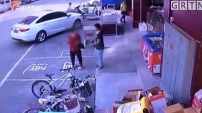 عجوز تتعرض لفضيحة كبرى على باب أحد المتاجر الشهيرة