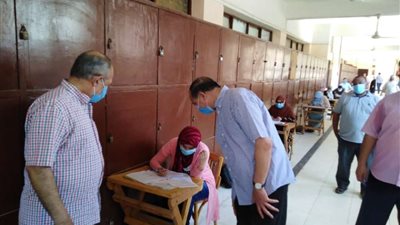 رئيس جامعه سوهاج يتفقد امتحانات الفرقة الخامسة لكلية الطب