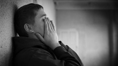 شاعر ينهار بالبكاء على الهواء ويمزق دواوين شعره.. فيديو