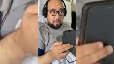 مدرس سعودي يعلّم تلاميذه عن بعد.. لهذا السبب (فيديو)