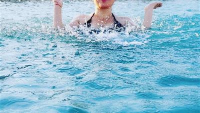 عبير صبري برفقة زوجها داخل حمام السباحة.. شاهد