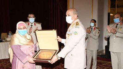 بالصور.. وزير الدفاع يكرم سيدة قطار المنصورة والمجند