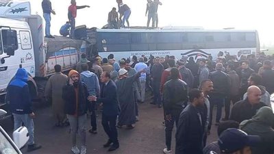 الصور الأولى لـ إصابة 17 طالبا وطالبة فى حادث تصادم أتوبيس بطريق المنصورة - جمصة