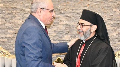 رئيس جامعة قناة السويس يهنئ الأقباط الكاثوليك بالإسماعيلية بعيد الميلاد المجيد