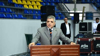 رئيس هيئة قناة السويس يكرم قيادات الهيئة والبالغين سن التقاعد