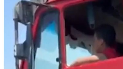 مقطع فيديو لـ طفل يقود شاحنة على الطريق يثير الغضب ويصفه البعض بـ الاستهتار