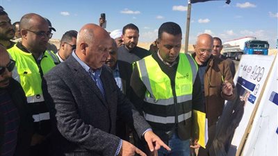 وزير النقل يتفقد مواقع العمل بالخط الثاني للقطار السريع