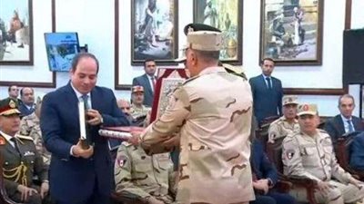 النصر لـ الكيماويات تهدي الرئيس السيسي هدية تذكارية