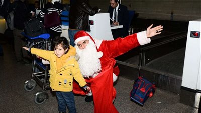 من مطار القاهرة الدولي.. سانتا كلوز يحتفل مع المسافرين بأعياد الكريسماس