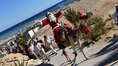 سائح بلجيكي يتجول بالبحر الأحمر ويوزع الهدايا على الأطفال