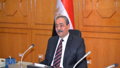 محافظ الإسماعيلية يناقش عدة قضايا بشأن أجور العاملين بالمحافظة