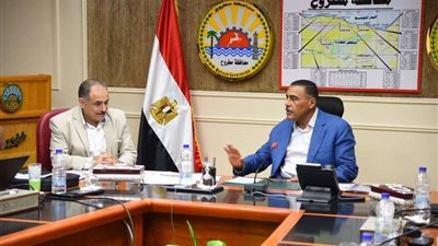 محافظ مطروح يتابع تنفيذ مشروعات البنية التحتية