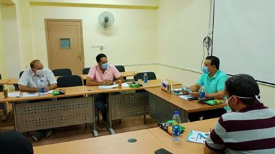 رئيس جامعة الوادي الجديد يستعرض أنشطة مكتب نقل وتسويق التكنولوجيا ودعم الابتكار