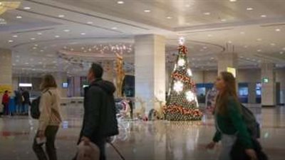 أجواء مبهجة بمطار القاهرة الدولى استعدادًا للعام الجديد | فيديو