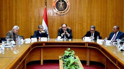 وزير الصناعة يشدد على التزام التجار بالحفاظ على وفرة المعروض من السلع