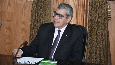 رئيس جامعة قناة السويس يتابع المشروعات البحثية للارتقاء بأعضاء هيئة التدريس