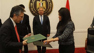 وزيرا النقل والتعاون الدولي يوقعان الشريحة الثانية من التمويل الإنمائي الميسر