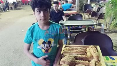 عمره 8 سنوات.. بائع مخبوزات بالمحلة: 