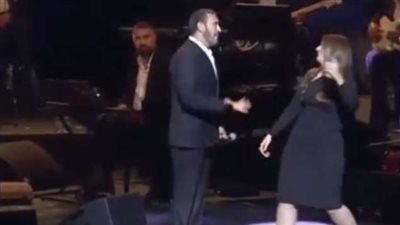 تعرف على سبب انفعال كاظم الساهر على المسرح بسبب معجبة