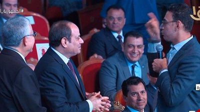 الرئيس السيسي يحتضن شاب من 