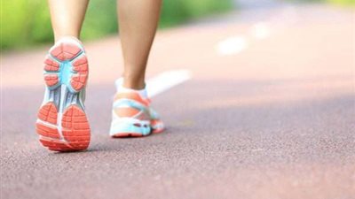 يقوي العظام ويحارب الاكتئاب.. ما هي فوائد المشي في الشتاء؟