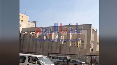 بالفيديو.. القبض على شاب يلقي زجاجات مياه على السيارات لزيادة المشاهدة