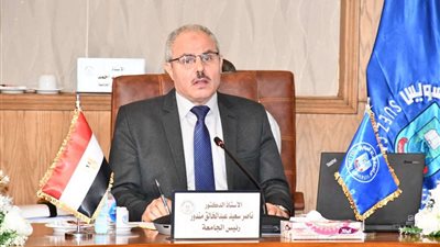 رئيس جامعة قناة السويس مؤكدًا: لا تغير في شكل ورقة الإمتحانات