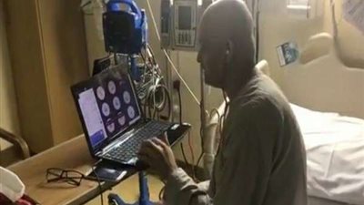 السرطان يمعنه.. معلم يُدرس لطلابه عبر الأنترنت بسبب مرضه