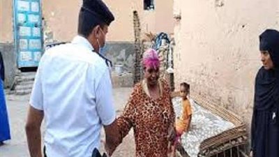 صورتها عشان حد يساعدها.. مصور السيدة المكبلة بالسلاسل يكشف السبب