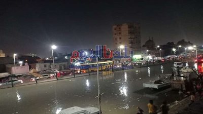 شلل مروري تام.. غرق طريق الأوتوستراد بسبب مياه الصرف الصحي