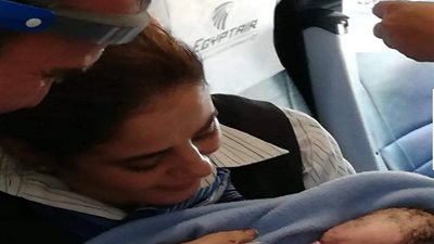التذكرة الذهبية.. مصر للطيران تهدي مولودة على طائرتها تذكرة سفر مدى الحياة