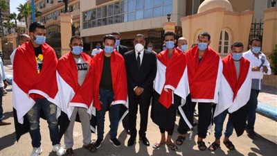 بالصور.. عودة المصريين المختطفين في ليبيا بعد تحريرهم