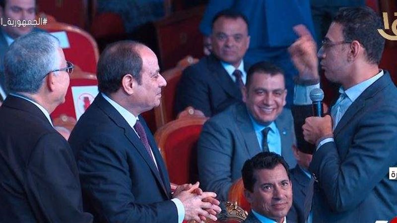 الرئيس يحتضن شاب