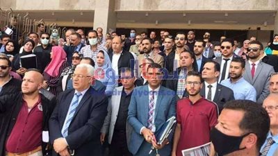 وقفة احتجاجية اعتراضًا على القيمة المضافة لمحامين المحلة