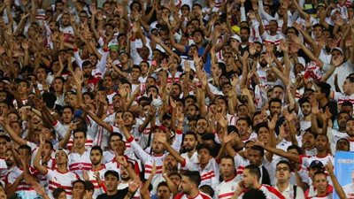 لاعبي الزمالك يحتفلون مع الجماهير بعد الفوز على الإسماعيلى