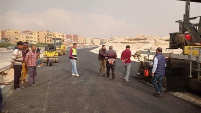 رئيس جهاز 15 مايو يتابع أعمال تنفيذ الطرق والمحاور بالمدينة