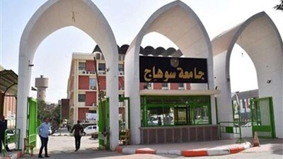 رئيس جامعة سوهاج يجتمع بمديري العموم لمتابعة أعمال الصيانة الدورية للمقر الجديد