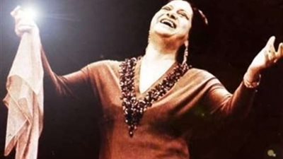 أم كلثوم تكشف عن سر حملها للمنديل وسبب جلوسها على الكرسي